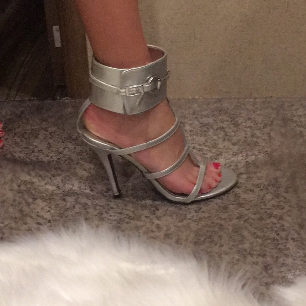 Silver shoes - Picture 2 of 4